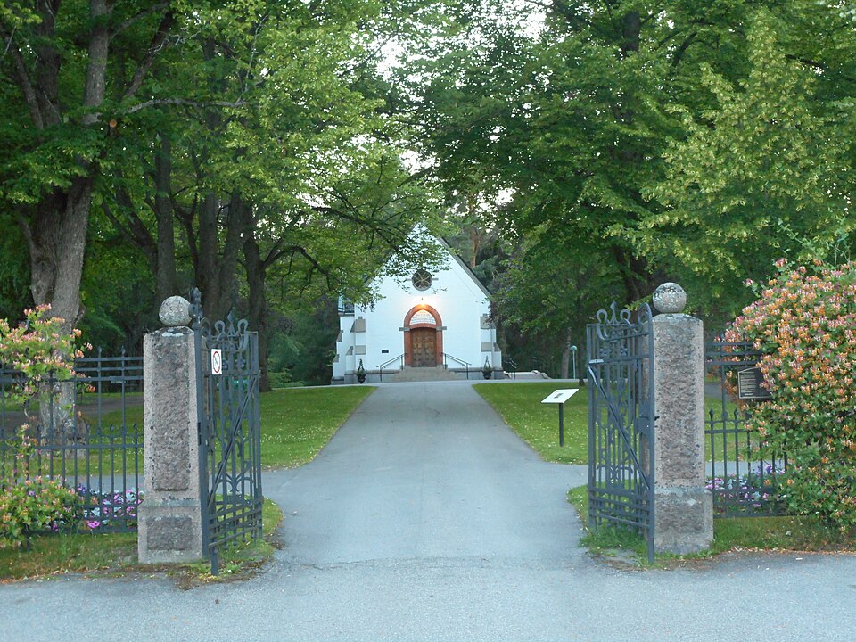 The chapel building of "Skogskyrkogårdens kapell" at Badstugatan in Karlskoga, Karlskoga Municipality