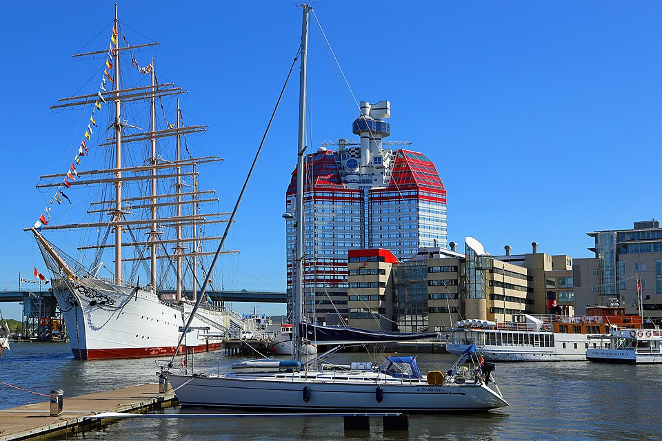 Gothenburg: The port of Lilla Bommen with the Fourmastbark Viking and the Skanskaskrapan.