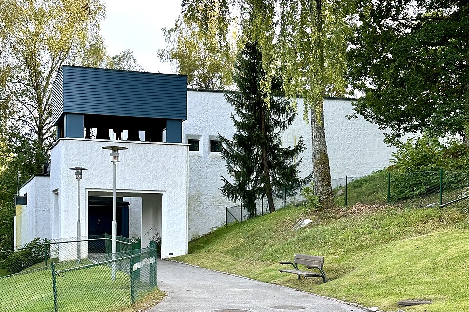 The church with parish hall was built 1968-1969. Architect: Bengt Börtin. The walkway to the church entrance goes through the belfry.