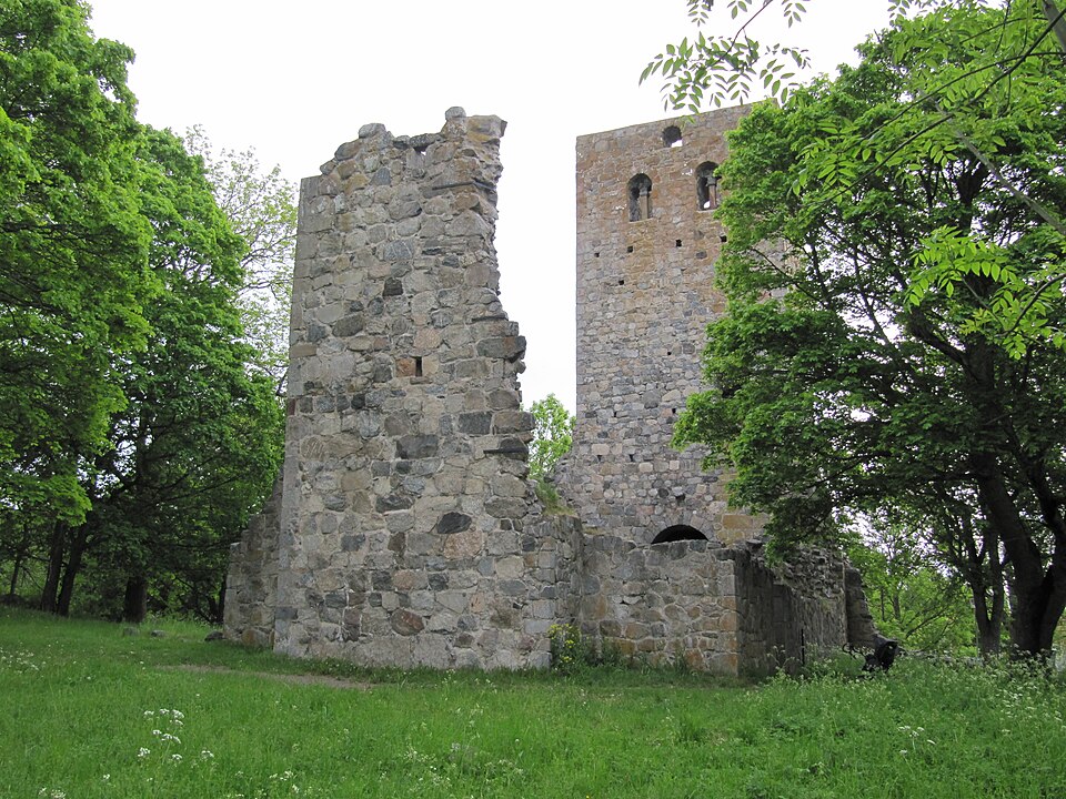 Sankt Pers kyrkoruin från väster