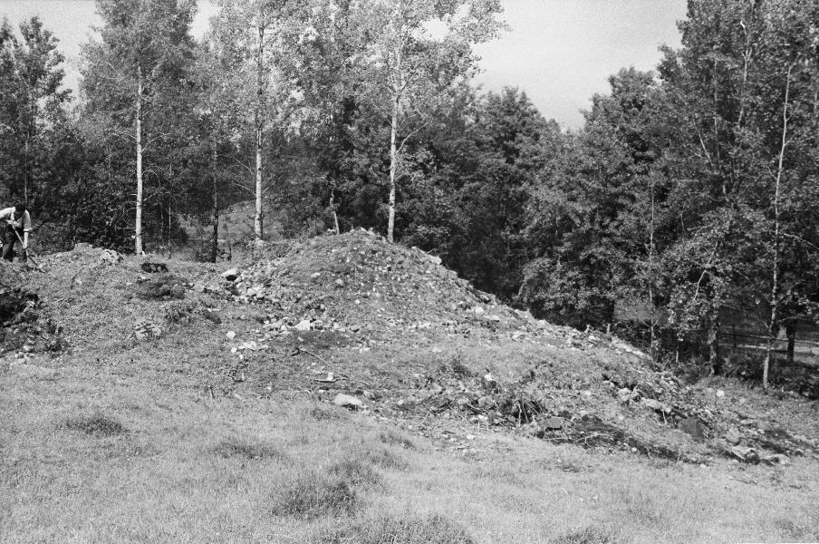 Notera Av dokumentationsskäl har originalbeskrivningen från Riksantikvarieämbetet behållits. Tillrättalägganden och alternativa beskrivningar bör införas separat från nedanstående information.Felaktig