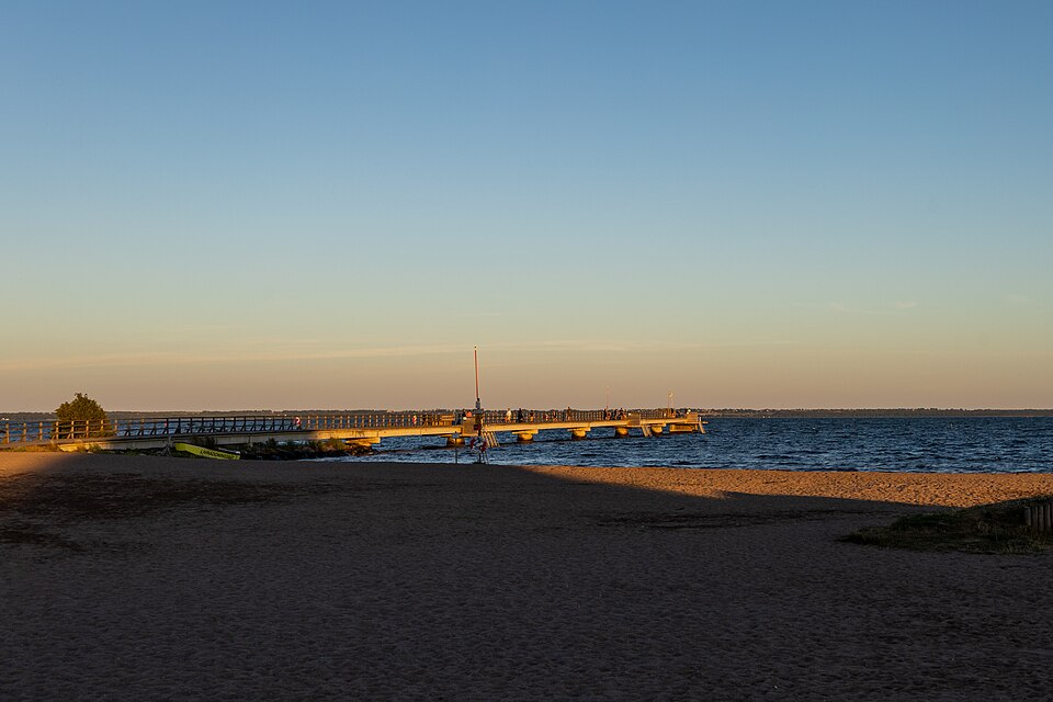 Kalmarsundsbadet i Kalmar, en kväll i augusti.