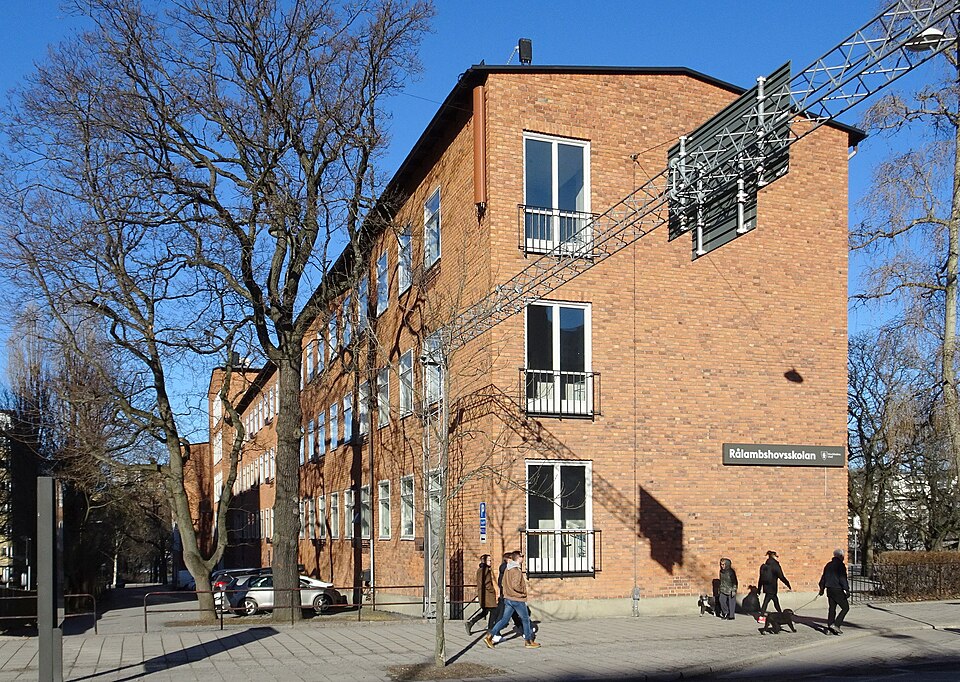 Rålambshovsskolan, f.d. Kungsholms kommunala flickskola. Byggår 1939. Byggnadsfirman Forss & Son (Byggmästare) Paul Hedqvist (Arkitekt) Stockholms Folkskoledirektion (Byggherre)
