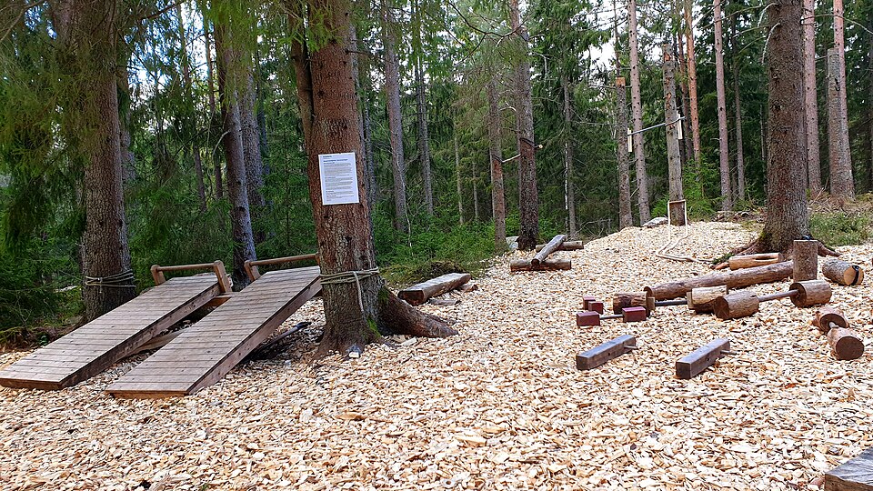Arnö IFs utegym placerad mitt ute på motionsspåret, Janstorpsskogen.