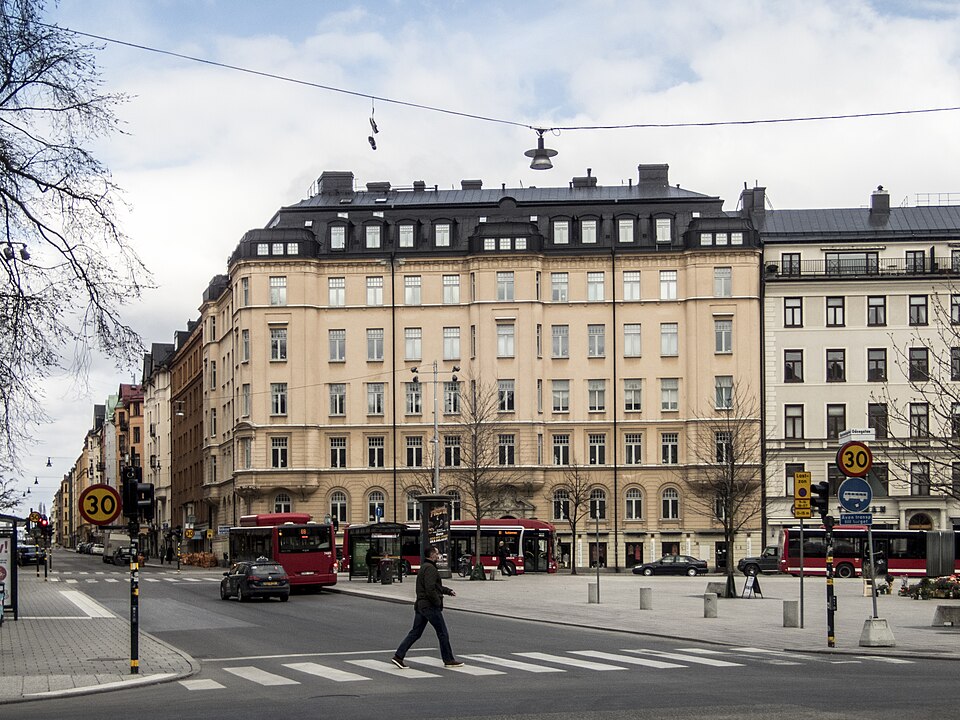 Kejsarkronan 6, Karlbergsvägen 16, Upplandsgatan 52 Stockholm Nybyggnadsår 1902 - 1905 C. E. Andersson (Byggherre) C. E. Andersson (Byggmästare) Dorph & Höög (Arkitekt) This is a photo of a building (