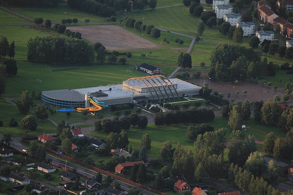 Flygfoto över Maserhallen med äventyrsbadet Aqua Nova, samt delar av Sportfältet och stadsdelen Bullermyren. Borlänge, Dalarnas län, Sverige