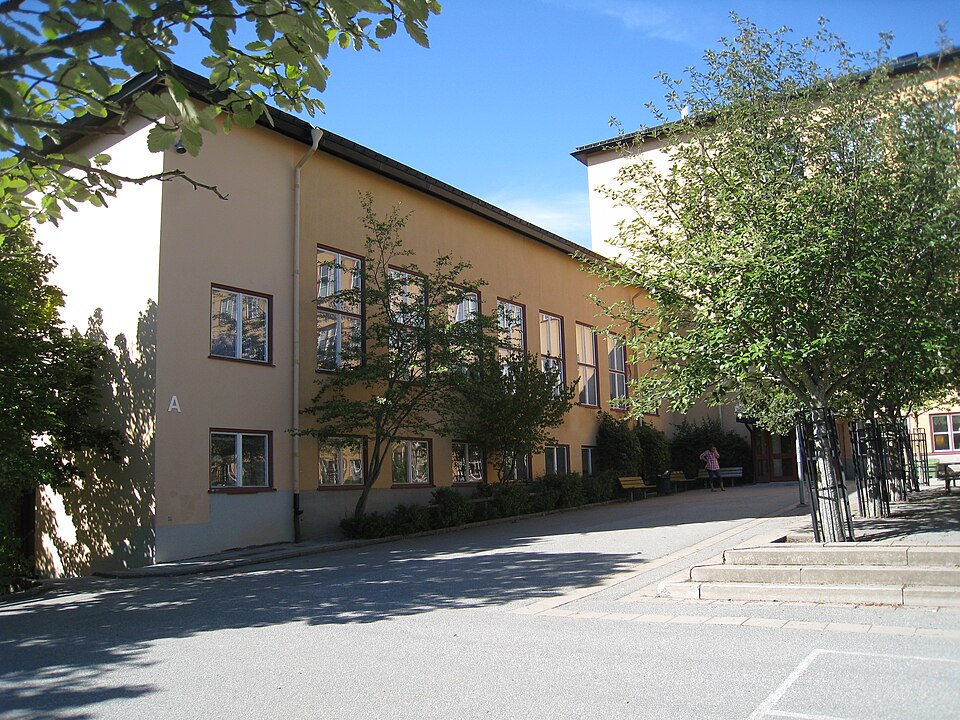 Norra Ängby skola i Bromma, väster om Stockholm. Skolan ligger på Vultejusvägen 20 i Norra Ängby och byggdes 1936. Arkitekt var Ture Ryberg.