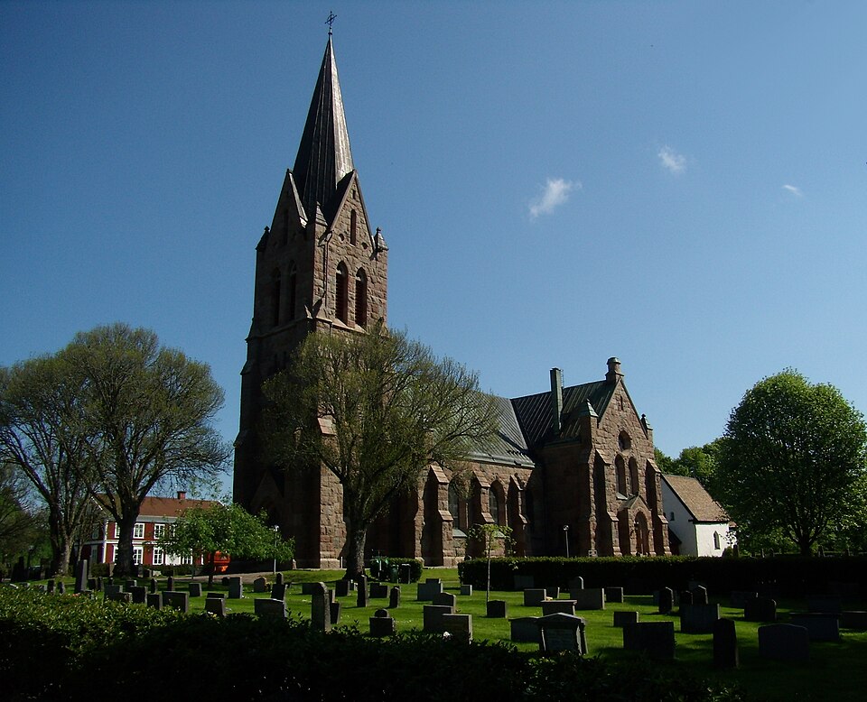 Norra Solberga nya kyrka, med den gamla kyrkan synlig intill.