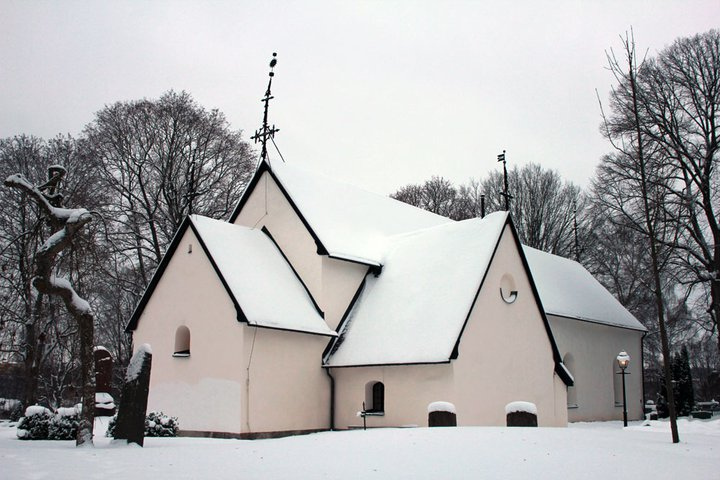 Järfälla kyrka i vinterskrud.