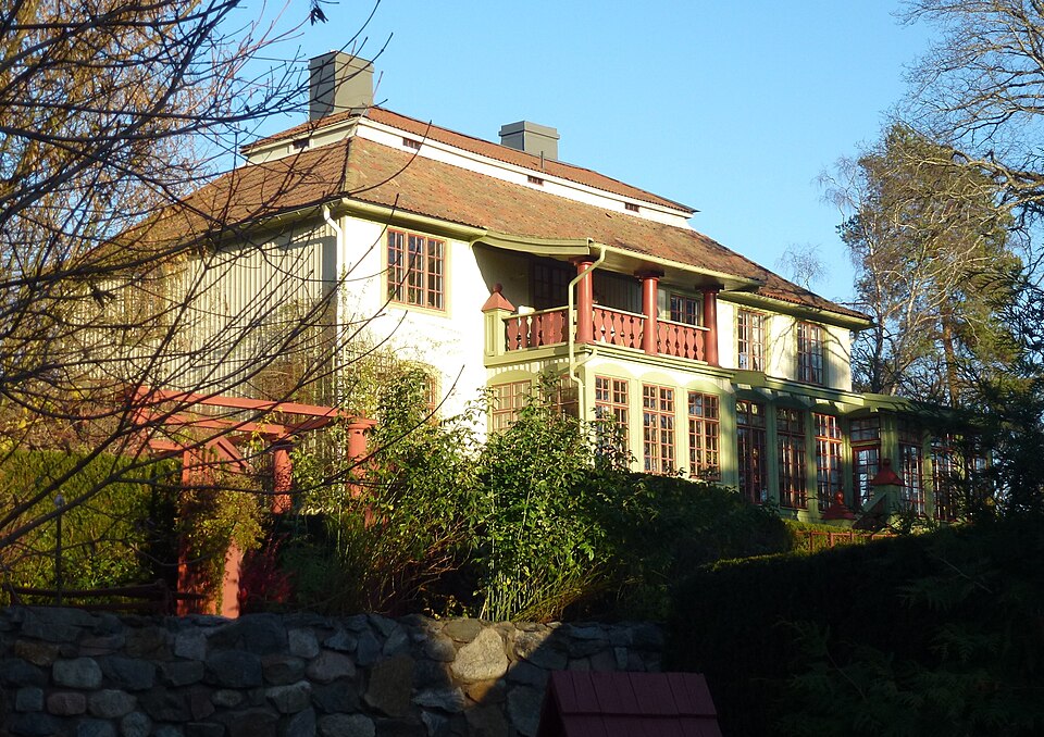 Villa Bellander, Storängen (Storängsv 26 alt John Lodéns v 11) arkitekt Ragnar Östberg. ursprungligen ritad av Sam Kjellberg och brandskadades.