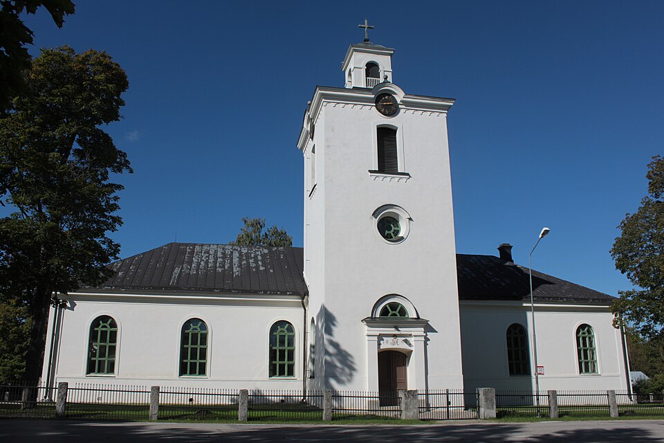 Skogs church seen from Kallbäcksvägen.