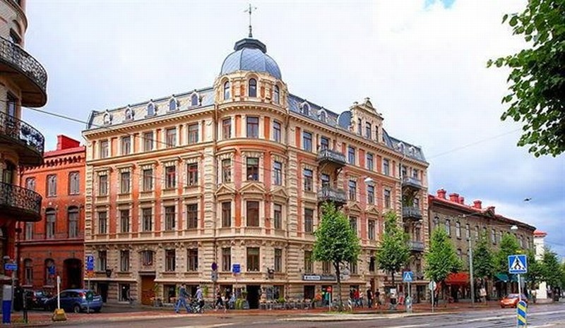 Hörnet Tredje Långgatan 5-Linnégatan 3 i Göteborg. Kvarteret Masthugget 8:12 – vy från Linnégatan. Närmast huset är Linnégatan 3. Det lägre huset bortom detta till höger är det Palmborgska huset på Li