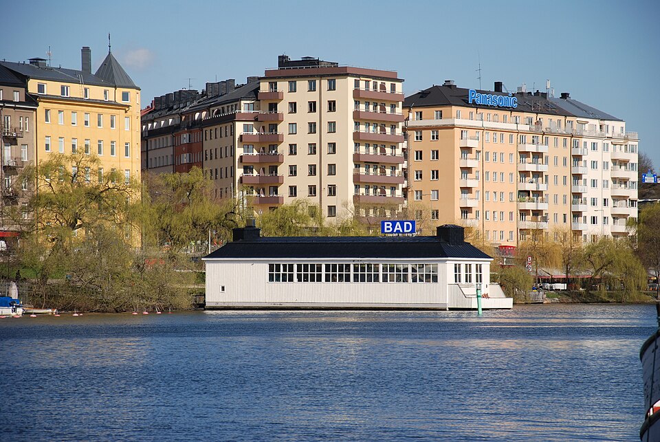 Liljeholmsbadet fotograferat från Liljeholmen