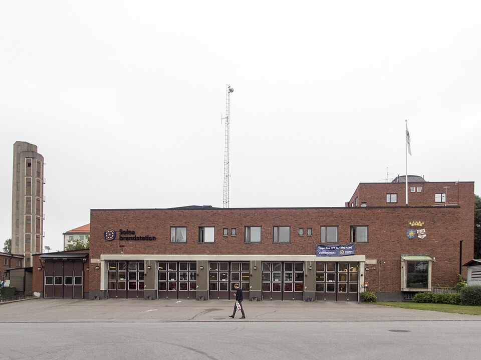 Solna brandstation, Ekensbergsvägen 87. Invigd 1957 av Solna-Sundbybergs brandförsvarsförbund. Arkitekt Georg Scherman. År 2004 - 2005 renoverades stationen och återinvigdes i maj 2005.
